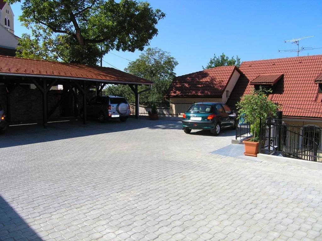 Penzion Pod Hradom Trenčín Exterior foto